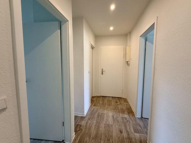 Komplett neu sanierte 3-Zimmer-Wohnung mit Balkon & modernem Bad in zentraler Lage - Photo 1