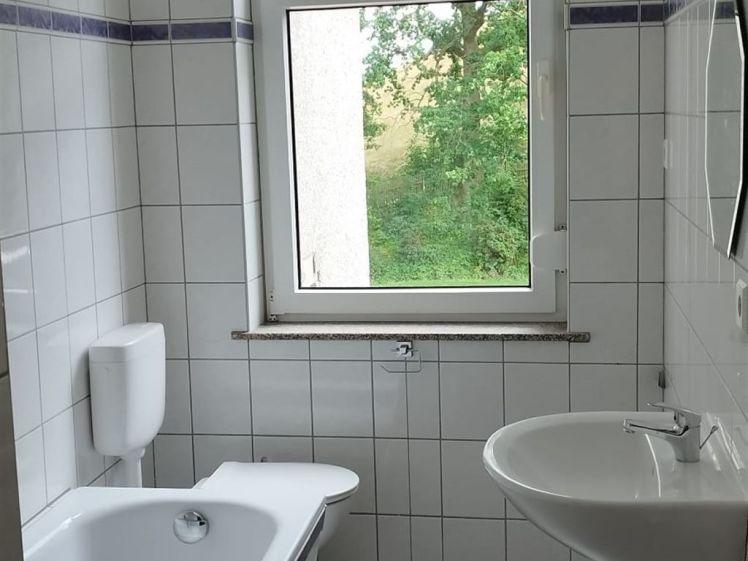 ** Kleine 3-Zimmer mit Laminat, Einbauküche und Wannenbad zum Toppreis! ** - Photo 1