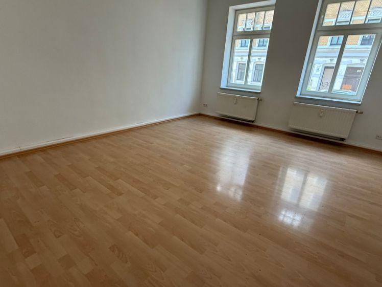 Frei ab sofort ! Küche mit Balkonzugang / Laminat / Bad mit Wanne u.v.m. - Foto 1