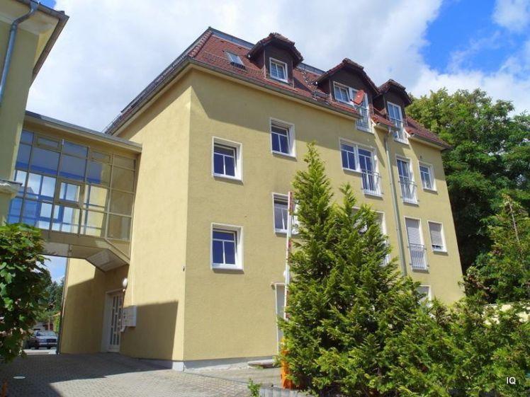 Ab Juli 2026: Gemütliche 2-Zimmer-Dachwohnung mit offener Küche & Bad mit Wanne und Dusche - Foto 1