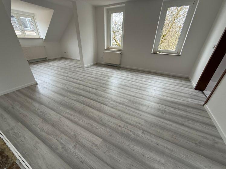 Neues Laminat - Uni-nah - Wohnzimmer mit Arbeitsecke - Foto 1