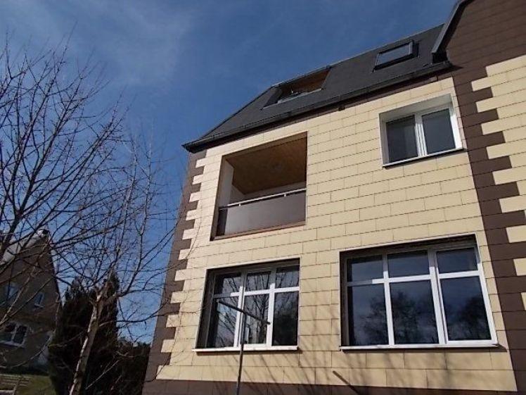 Große DG 2-Zimmer mit Balkon, Laminat, 2x Abstellraum und Wanne in idyllischer Lage! - Photo 1