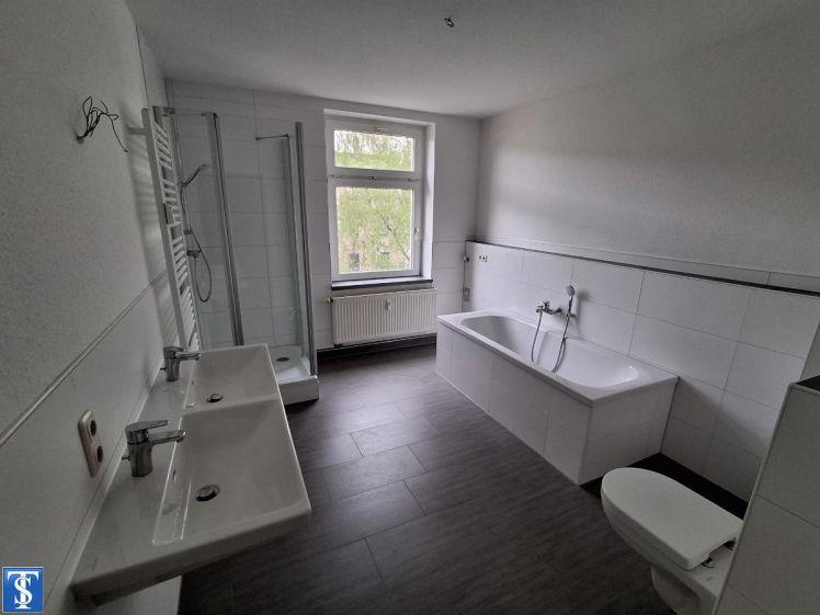 Großzügiges Wohnen über den Dächern von Adorf – Charmante 4-Raum-Dachgeschosswohnung mit Einbauküche - Photo 1