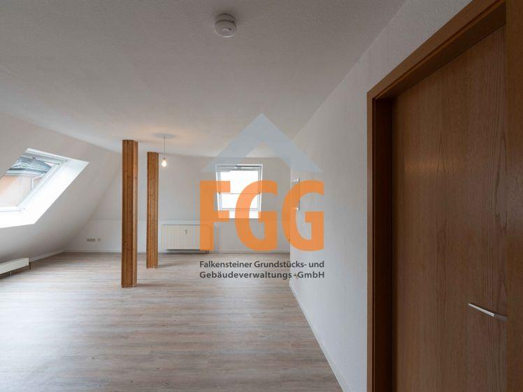 Junge Leute aufgepasst! Renovierte 2-Zimmerwohnung im Dachgeschoss - Photo 1