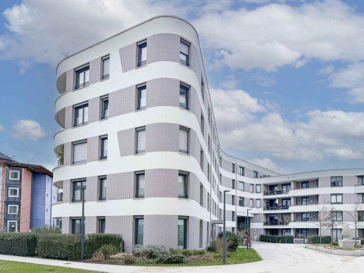 Befristet auf 2 Jahre! - Attraktive 2-ZKB-Neubauwohnung mit großem Balkon, EBK - Photo 1