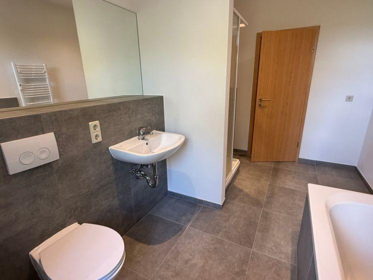 1. OG / Modernes Laminat / Bad mit Wanne+Dusche+Fenster / Balkon u.v.m. - Foto 1