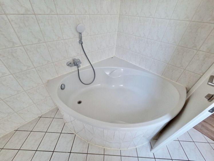 +++Komplettsanierung +++ Leben unterm Dach mit EBK und Eckbadewanne - Photo 1