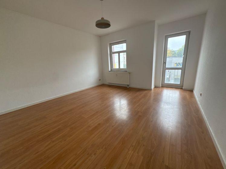 Zzgl EBK** 1. OG / Bad mit Wanne / Laminat - Balkon ! - Photo 1