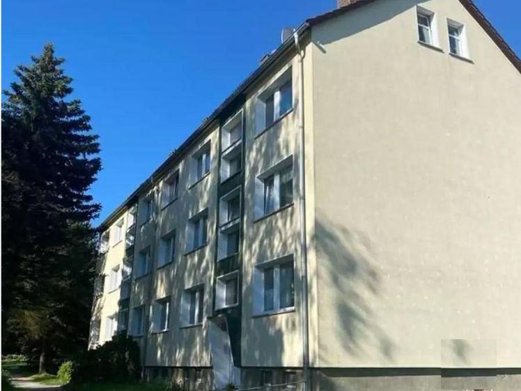 Ab Mai 2026: Kleine, hübsche 2-Zimmer-Dachohnung mit fast neuem Laminatboden, offener Küche und Badewanne - Foto 1
