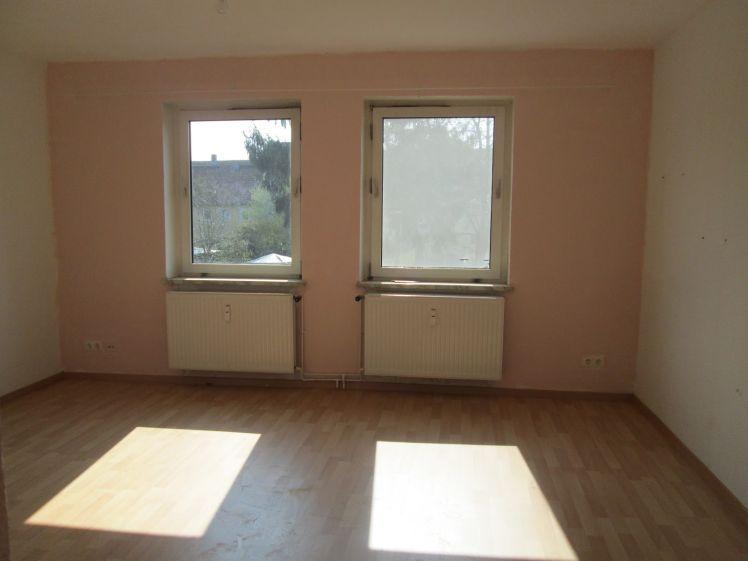 Gemütlich wohnen: Kleiner Balkon & Badewanne inklusive - Foto 1