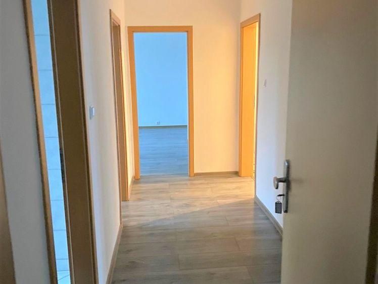 großzügige 4-Zimmer Wohnung mit Fenster in allen Räumen, Mietergarten, Dachbodenkammer - Photo 1