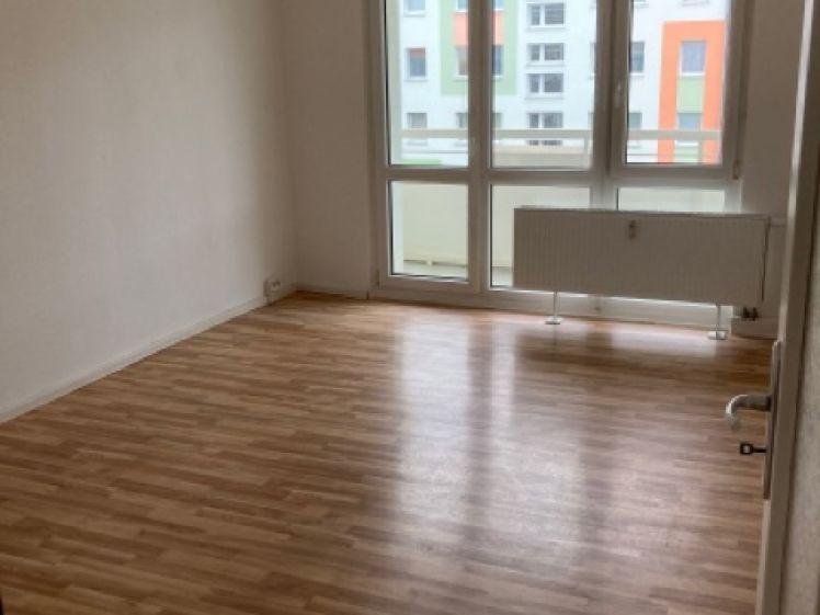 Frischsanierte Erdgeschosswohnung mit Balkon, Tageslichtbad und Dusche am Rand von Gera-Lusan - Photo 1