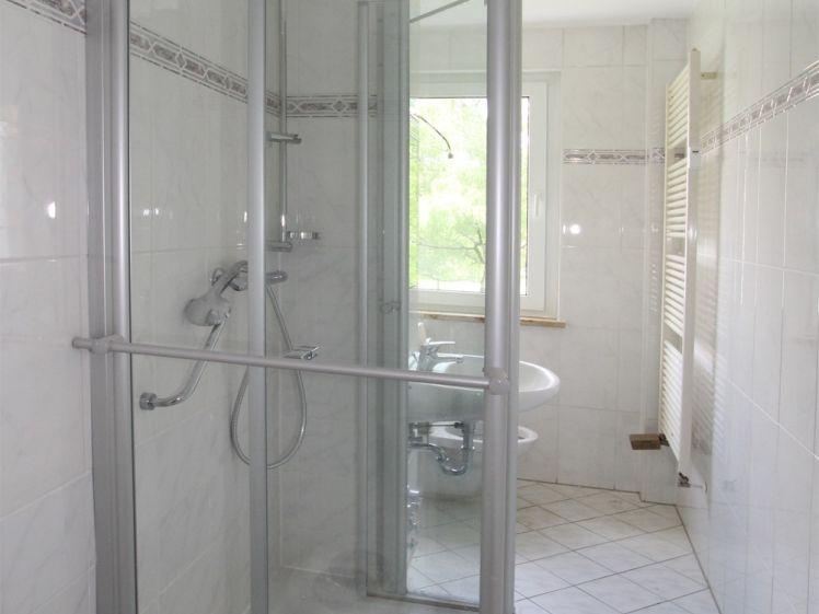 Balkon...Laminat...Bad mit Dusche... - Foto 1