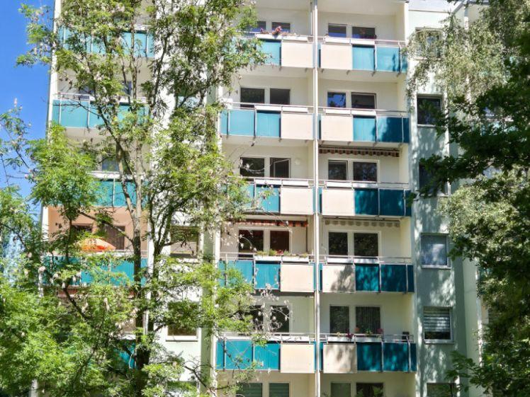 Neuer Boden, frisch tapezierte Wände - Erstbezug nach Renovierung * 3 Räume in Markersdorf Nord - Foto 1