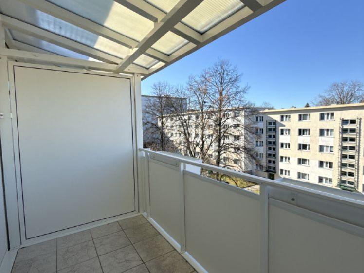 Großer Balkon / Bad mit Fenster - Foto 1