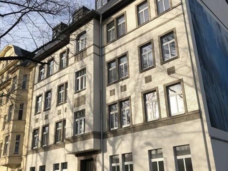 Gemütliche DG 3-Zimmer mit Laminat und Balkon in zentraler Lage - Photo 1