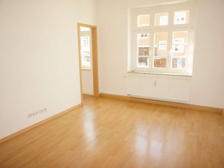 Frisch renoviert ! Laminat - Bad mit Dusche - geräumige Zimmer !!! - Photo 1