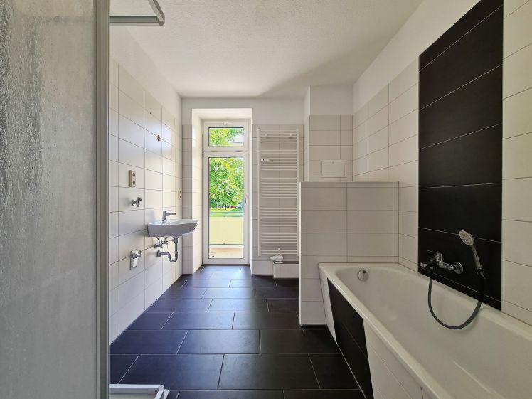 Komfortabel wohnen: Geräumige Wohnküche, überdachter Balkon & Bad mit Wanne/Dusche (Stellplatz mgl.) - Photo 1