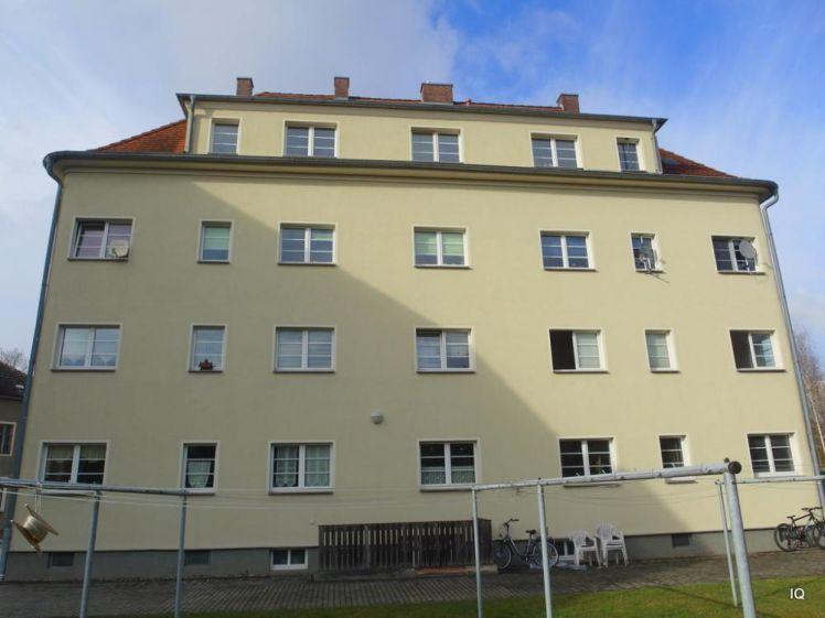 Wird noch renoviert: Kleine 3-Zimmer-Dachwohnung mit neuem Laminatboden und Bad mit Dusche - Foto 1