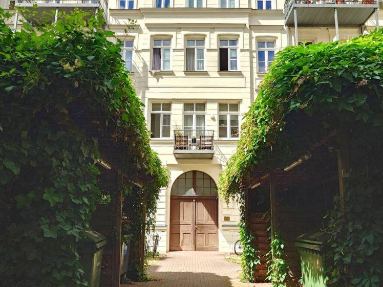 SCHICKE, HELLE 2-RWG IM HINTERHAUS MIT SÜD-BALKON U. EBK IM HERZEN VON LEIPZIG - Foto 1