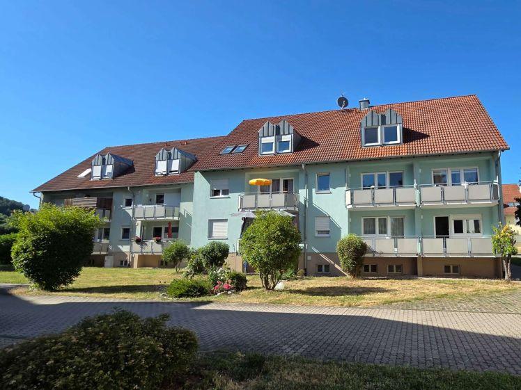 Drei Zimmer, zwei Stellplätze - sofort verfügbar! - Foto 1