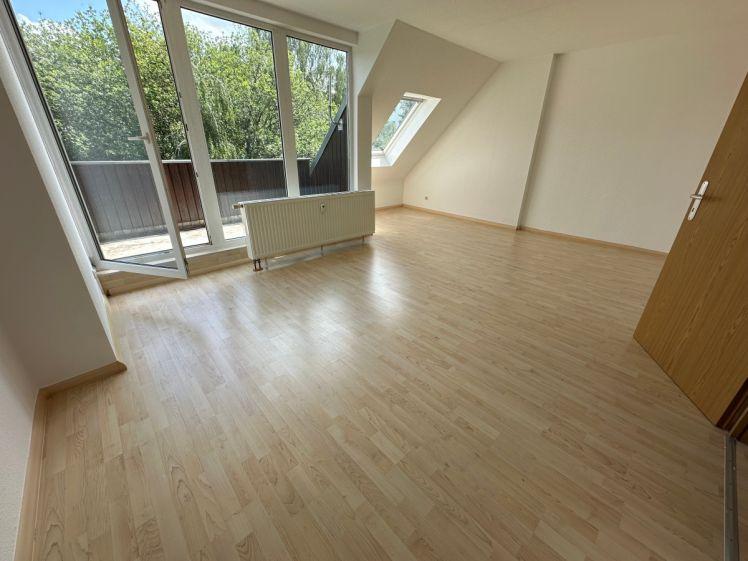 Frei ab 1.11. - Dachgeschoss mit Balkon / Laminat / Bad mit Fenster ! - Photo 1