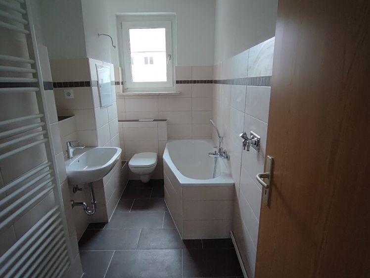 Tolle Dreiraumwohnung mit modernem Badezimmer - Foto 1