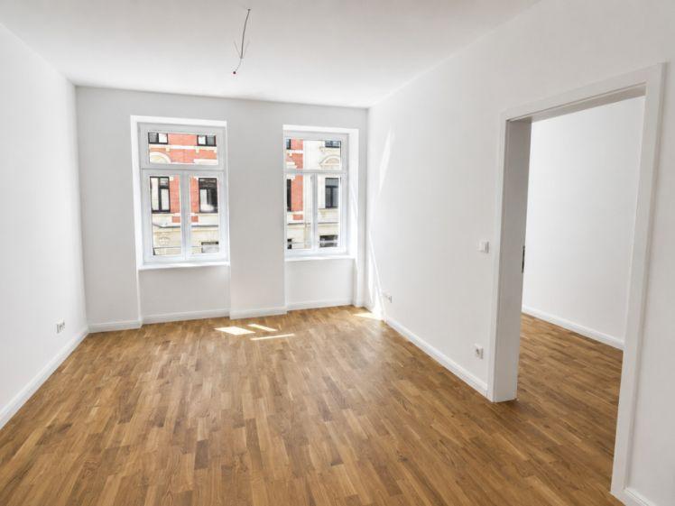Erstbezug nach Sanierung: Hochwertige 2,5-Zimmer-Wohnung mit Balkon, Parkett und Fußbodenheizung - Photo 1