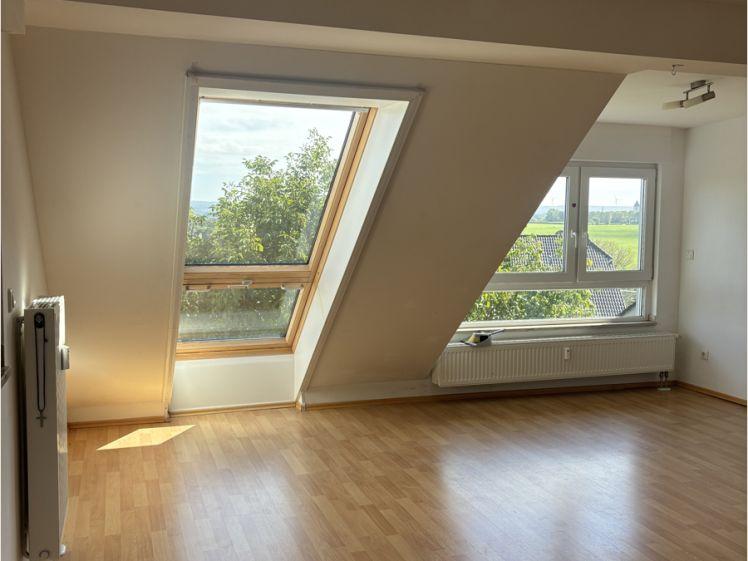 schöne 2-Zimmer-Dachgeschosswohnung mit traumhaftem Ausblick - Foto 1