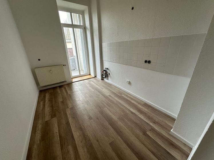 Frei ab 1.10.26 - WG gerecht *Laminat * Balkon an der Küche* Wanne - Foto 1