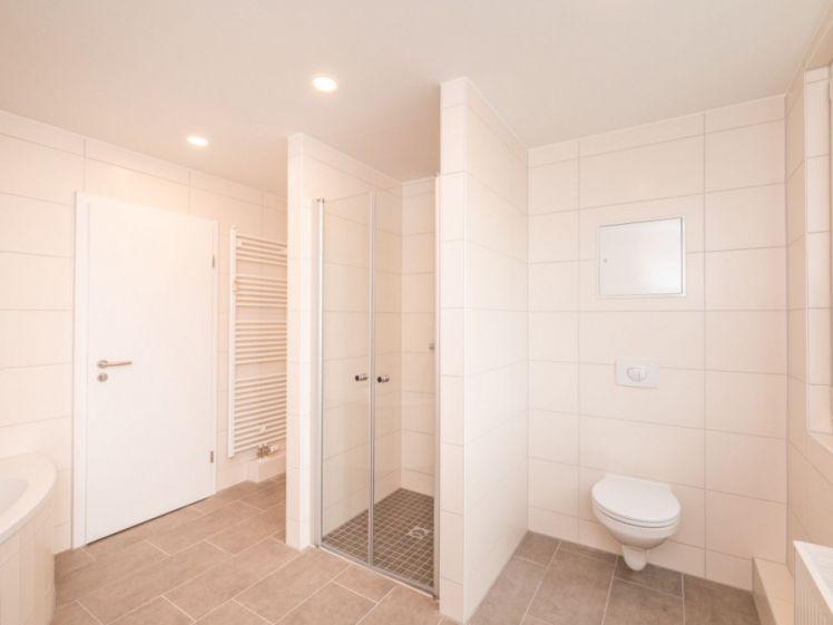 Balkon / Wanne und Dusche / Geräumig - Foto 1