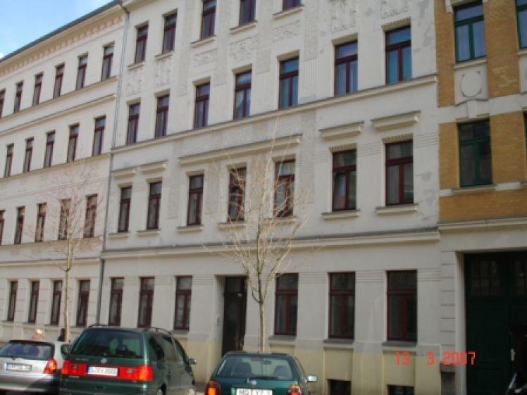 sanierte 2-Raumwohnung auf 60,69 m², Balkon und Parkett - Foto 1