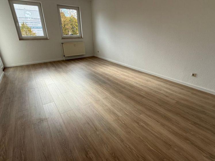 3. OG mit Lift - Süd-Balkon - NEUES Laminat - Lift + TG-Stellplatz - Foto 1