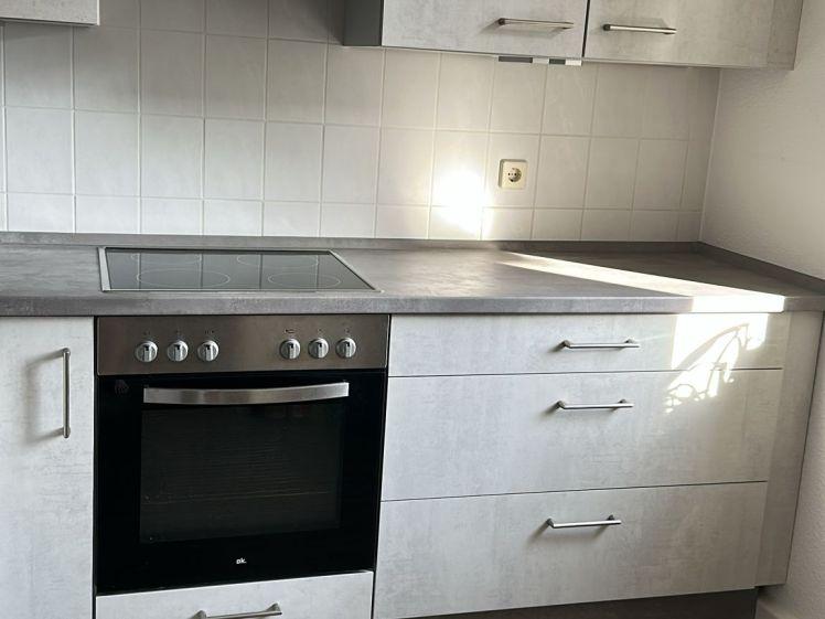 EBK Ablauf Vormieter mögl. ! Balkon ! Tolles Laminat ! Bad mit Wanne + Dusche - Photo 1