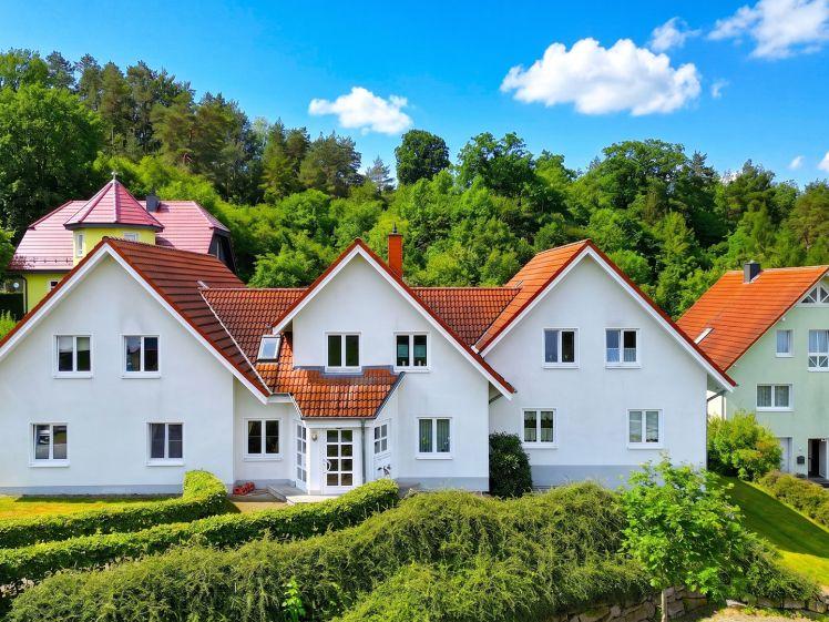 geräumige 4-Zimmer-Dachgeschosswohnung mit Balkon und Stellplatz in Diedorf - Photo 1