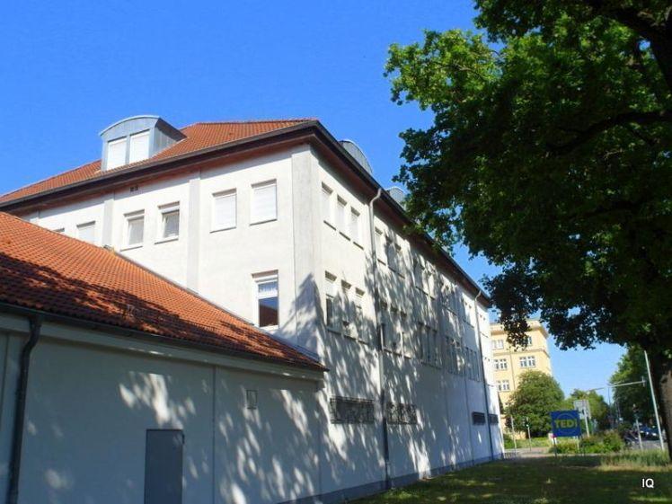 Helle und große 2-Zimmer-Wohnung mit Laminatboden, halboffener Küche und Bad mit Dusche - Photo 1