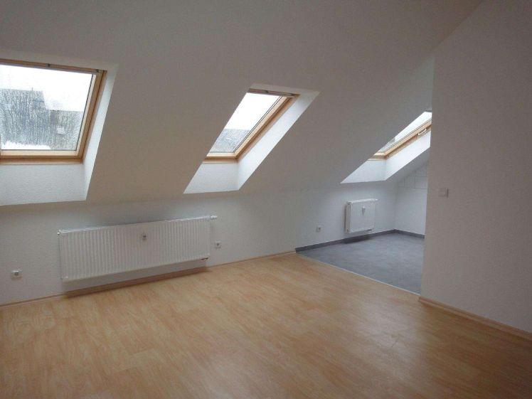Wohnen im DG -frei ab 1.6. Moderne Ausstattung + sonniger Balkon - Photo 1