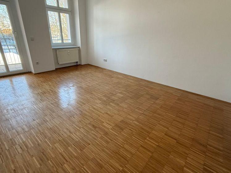 1. OG mit Aufzug / Balkon / Bad mit Fenster / Stellplatz mögl. ! - Photo 1