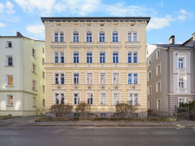 Altbaucharme trifft modernes Wohnen: helle 2-ZKB mit Balkon und Stellplatz im Antonsviertel - Foto 1