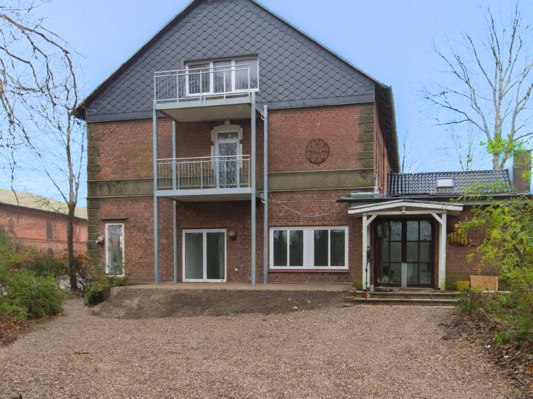 Wohnen wie im eigenen Haus: Großzügige EG-Wohnung mit Garten und Stellplätzen - Foto 1