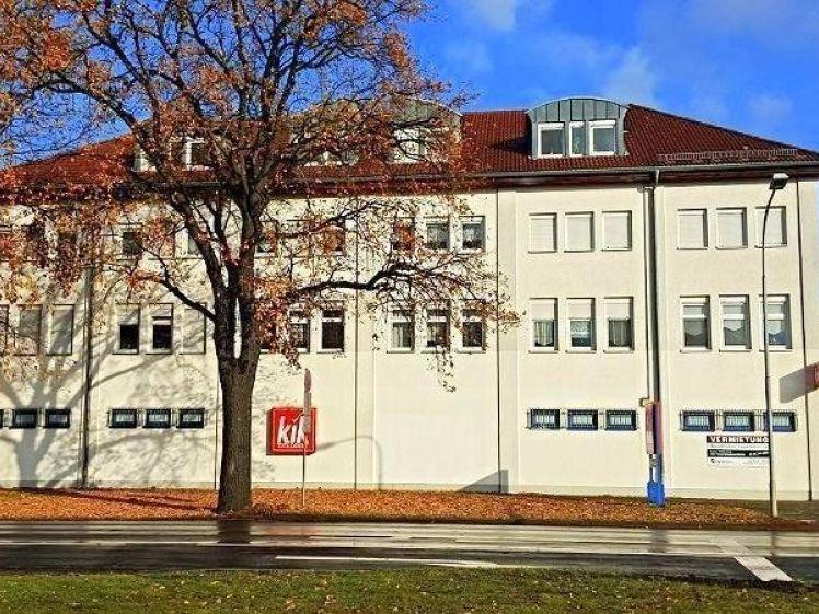 Geräumige Dachgeschosswohnung mit Laminatboden, halboffener Küche und Bad mit Badewanne - Photo 1