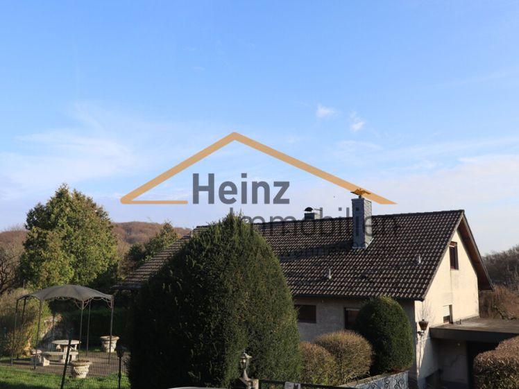 Freistehendes Einfamilienhaus mit schönem Garten und Garage - Foto 1