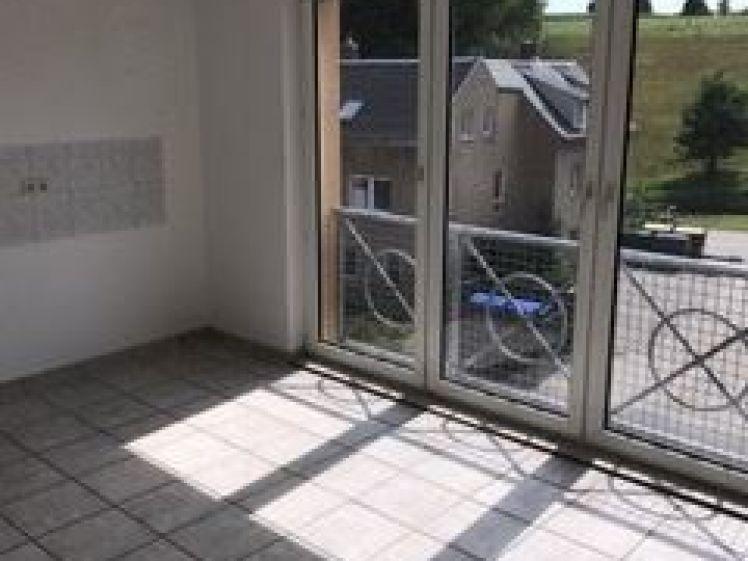 Für Autoliebhaber mit Garage vorm Haus! * 2-Zimmer mit Laminat, Wanne und Dusche in ruhiger Lage! - Photo 1