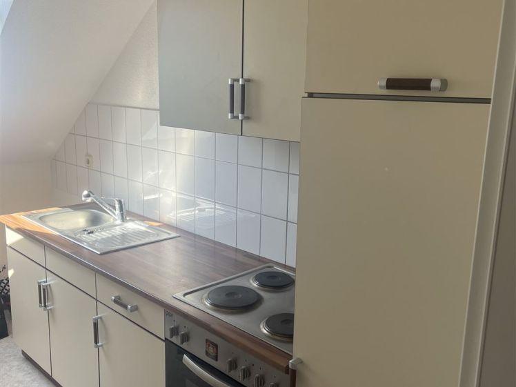 Helle DG 2-Zimmer mit Laminat, Wanne, eigenem Hausgarten mgl. und EBK! Stellplatz mgl. - Foto 1