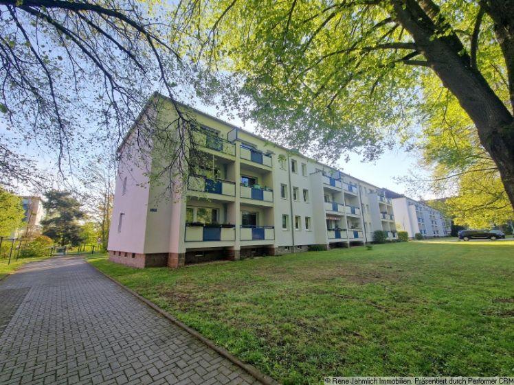 Helle Dachgeschosswohnung mit Balkon und Blick ins Grüne in Reichenbrand - Photo 1