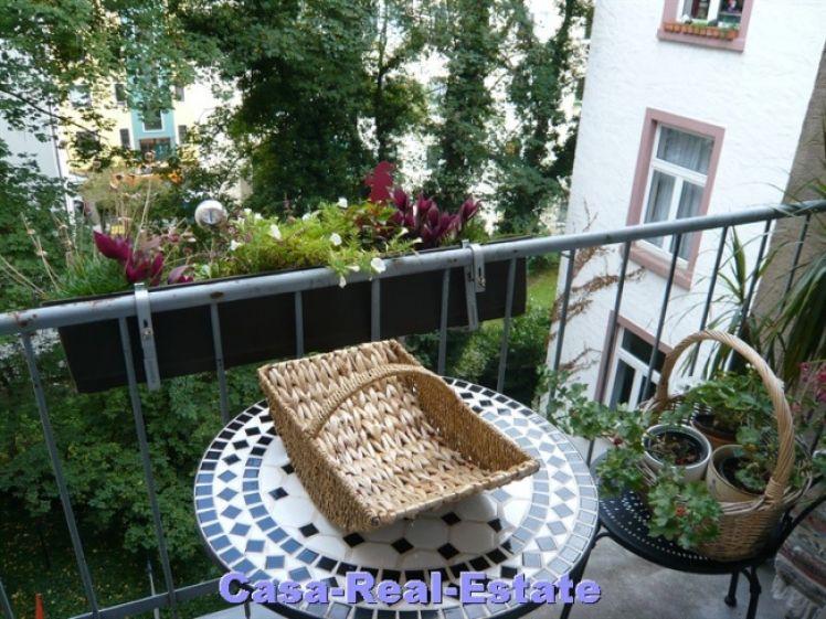 Wohnen in einem herrlichen Altbau: Helle 4 Zimmer Wohnung mit 2 Balkonen in ruhiger Anliegerstrasse - Photo 1