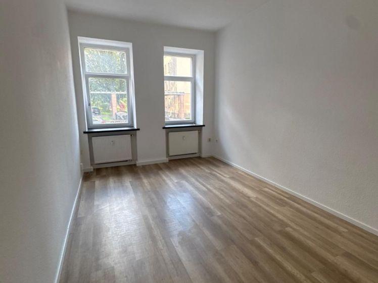 WG gerecht *Laminat * großer Balkon an der Küche* Wanne - Foto 1