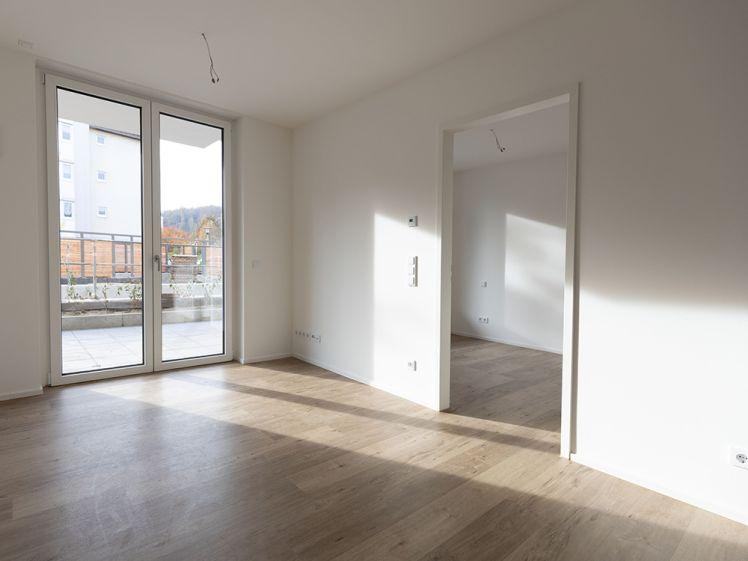 Wunderschöne Service-Wohnung mit Westterrasse zum begrünten Innenhof | EBK | Pflegedienst im EG | TG - Foto 1