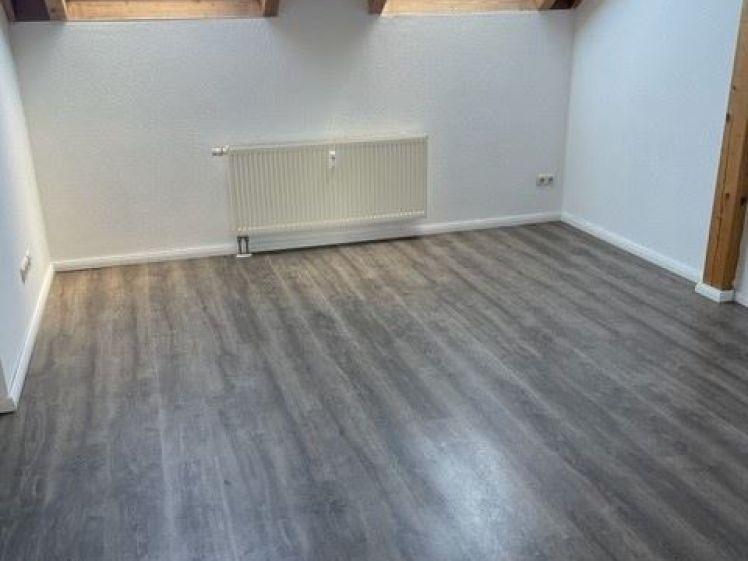 Schöne 3-Raum-DG-Wohnung zentral gelegen in der Schloßstrasse 13 ab April 2026 frei - Foto 1