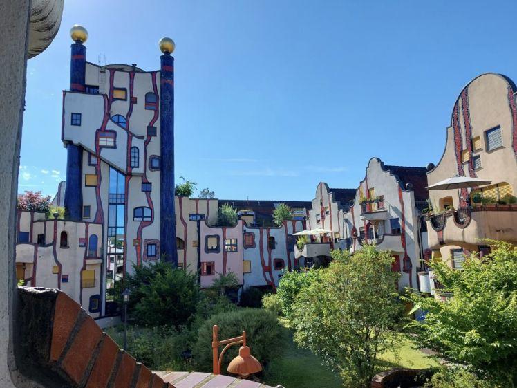 73207 Plochingen: 2,5-Zimmerwohnung im Hundertwasserhaus. Balkon, TG-Stpl. - Foto 1
